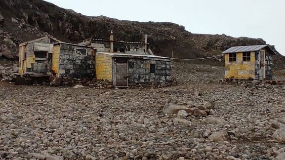 Rozpadající se česká polární stanice na ostrově Nelson čeká na provizorní plechový kabát